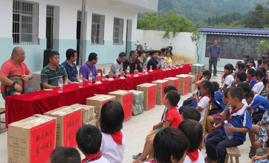 新學(xué)期新夢(mèng)想-鵬為軟件廣西助學(xué)愛(ài)心助學(xué)行動(dòng)